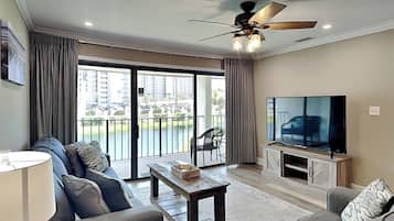 Leilighet, flere senger, terrasse (Villa 511 - No Pets) | Oppholdsområde | En 42-tommers TV med digitale kanaler