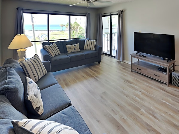 Condo, Plusieurs lits, balcon, vue partielle sur l'océan (Villa 3317 - No Pets) | Aire de séjour | Téléviseur de 42 po avec télévision numérique