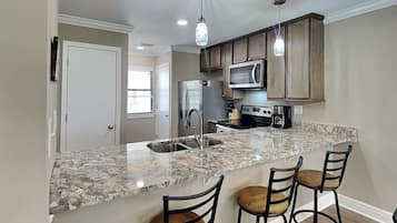 Leilighet, flere senger, terrasse (Villa 511 - No Pets) | Eget kjøkken | Kjøleskap og kaffetrakter/tekoker