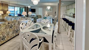 Lejlighed - flere senge - balkon - udsigt til golfbane (Villa 816 - No Pets) | Privat køkken | Køleskab/fryser i fuld størrelse, kaffe-/temaskine