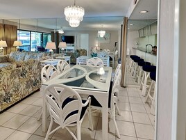 Íbúð - mörg rúm - svalir - útsýni yfir golfvöll (Villa 816 - No Pets) | Einkaeldhús | Kaffivél/teketill, ísskápur í fullri stærð