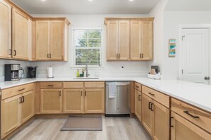 ثلاجة، ميكروويف، فرن، موقد طهي مسطح