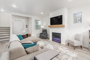 تلفزيون ذكي، مدفأة، كُتُب