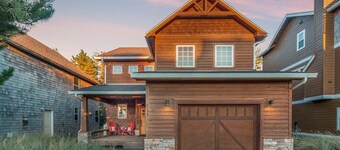 Sea Jay-hot tub, 2 blocks to beach, borders forest