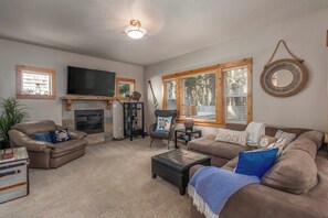 Smart TV, fireplace - Sea Jay-hot tub, 2 blocks to beach, borders forest (Pacific City)