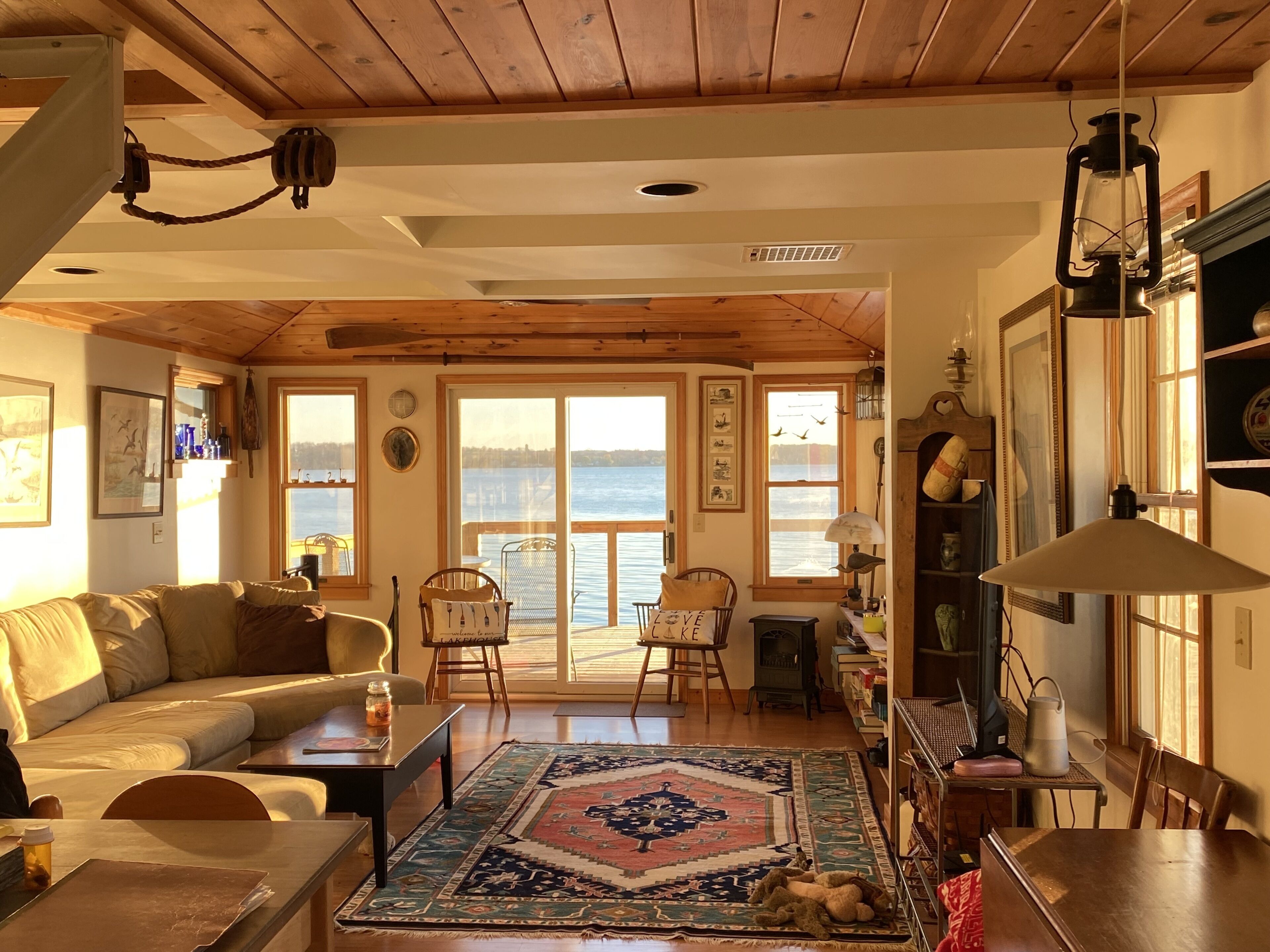 TV connectée, cheminée, livres, chaîne hi-fi