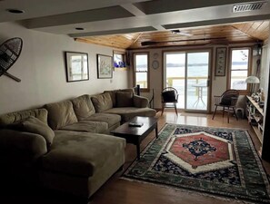 Smart TV, fireplace, books, stereo - Finger Lakes Spectacular Cayuga Water Front Private & Super Clean! Best Location (Seneca Falls)