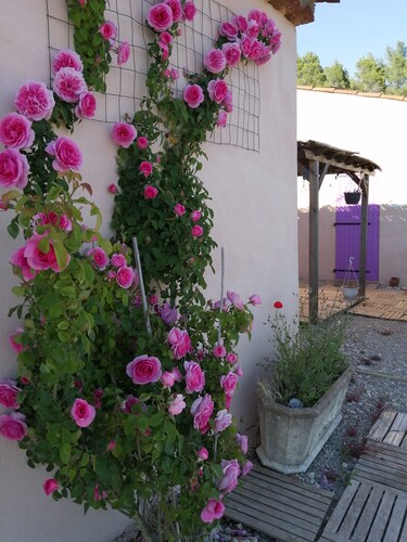 Independent room with private garden, quiet, magnificent view of the hills