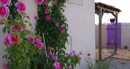 Independent room with private garden, quiet, magnificent view of the hills