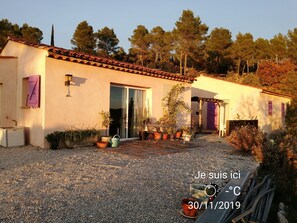 Terrace/patio - Independent room with private garden, quiet, magnificent view of the hills (Entrecasteaux)