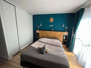 4 bedrooms, desk, free WiFi, bed sheets