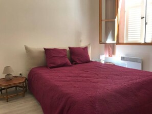 2 bedrooms, desk, free WiFi, bed sheets - Marin's apartment - cozy in the heart of La Ciotat (La Ciotat)