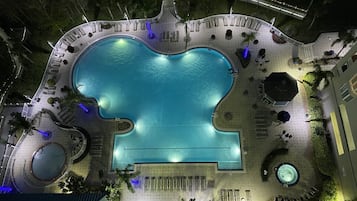 Una piscina al aire libre, una piscina climatizada