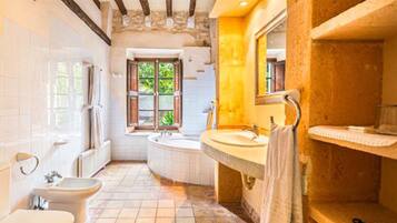 Traditional Studio Suite | Bathroom