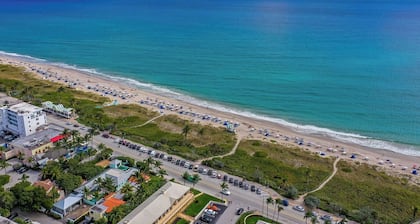 Two Bedroom Boutique Condo 2 Blocks from the Beach and Atlantic Avenue