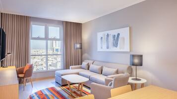 Suite, 3 kamar tidur | Ruang keluarga | Smart TV 55-inci dengan saluran TV digital dan TV