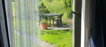 Ferienzimmer Fischach mit Kochgelegenheit, Dusche und Terrasse