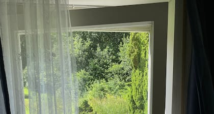 Ferienzimmer Fischach mit Kochgelegenheit, Dusche und Terrasse