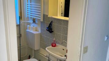 Dusche, Haartrockner, Handtücher, Toilettenpapier