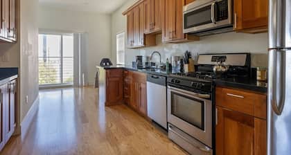 Room in Renovated Flat w/ En-suite Bath and DECK