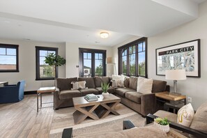 Télévision, cheminée, baby-foot, table de tennis de table