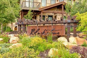 Un edificio rústico con un letrero que dice 'Residences at Blackstone'.