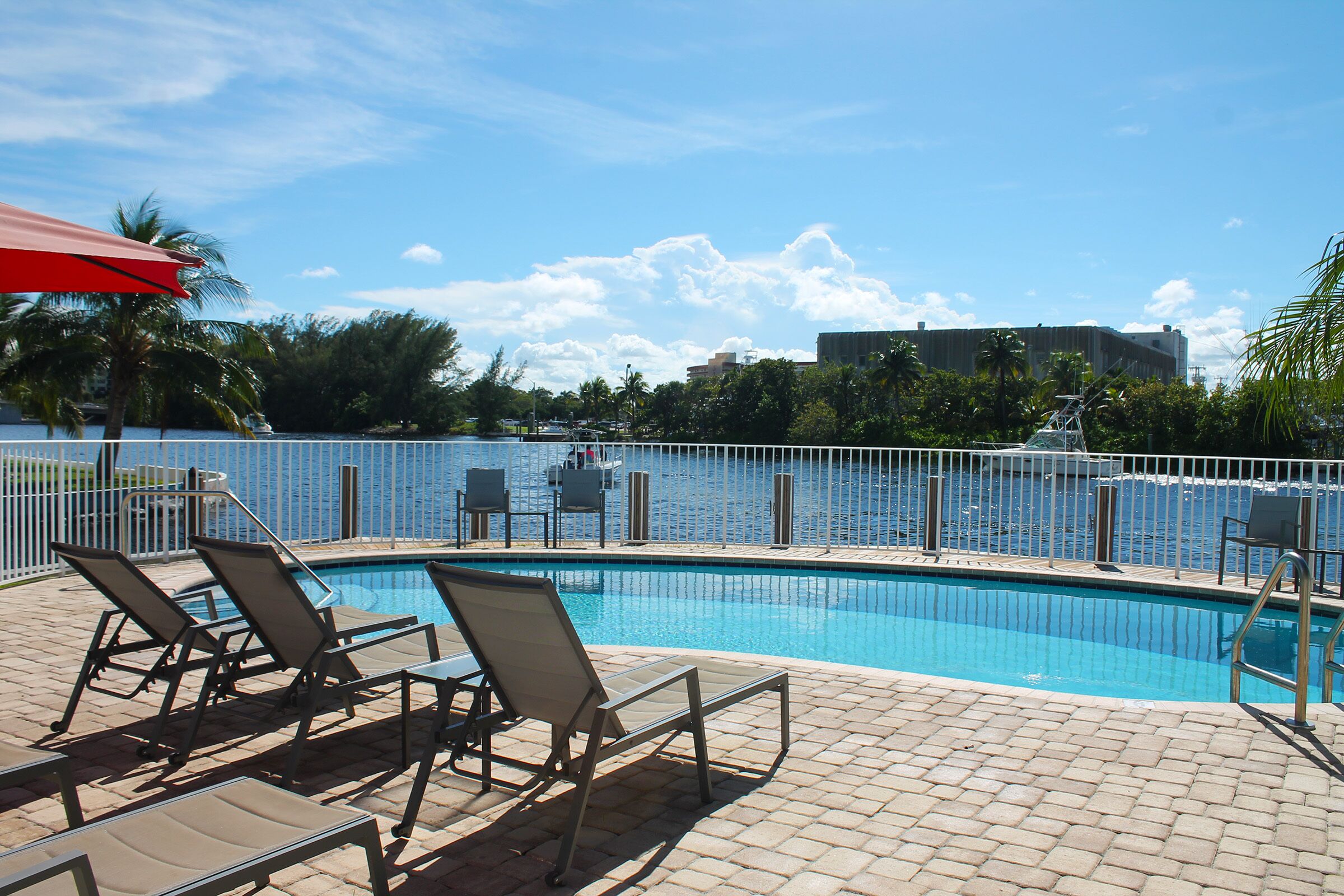 2BR 2BA Intracoastal sunsets, walk to the beach