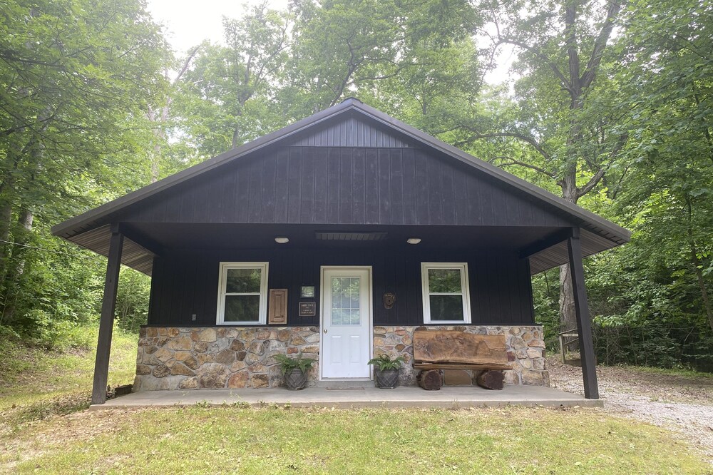 Charming Secluded Getaway Cabin within minutes of amenities