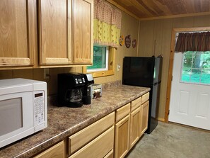 Wasserkocher mit Kaffee-/Teezubehör, Kühlschrank, Mikrowelle, Ofen