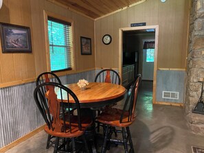 Dining - Charming Secluded Getaway Cabin within minutes of amenities  (Cape girardeau)