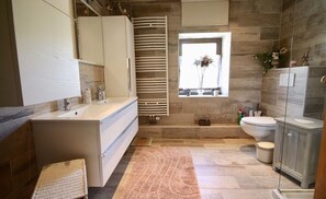 Suihku, hiustenkuivaaja, pyyhkeet, saippua