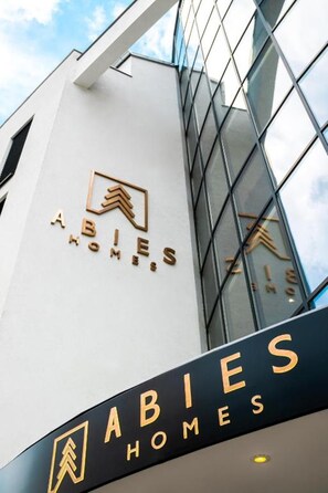 A modern building with the sign "ABIES HOMES" on the facade. - Abieshomes Serviced Apartments - Schönbrunn (Vienna)