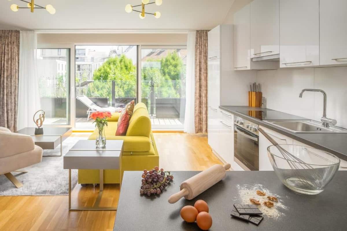 Penthouse Signature (Three Bedrooms and Terrace) | Eget kök | Stort kylskåp, mikrovågsugn, ugn och spishäll