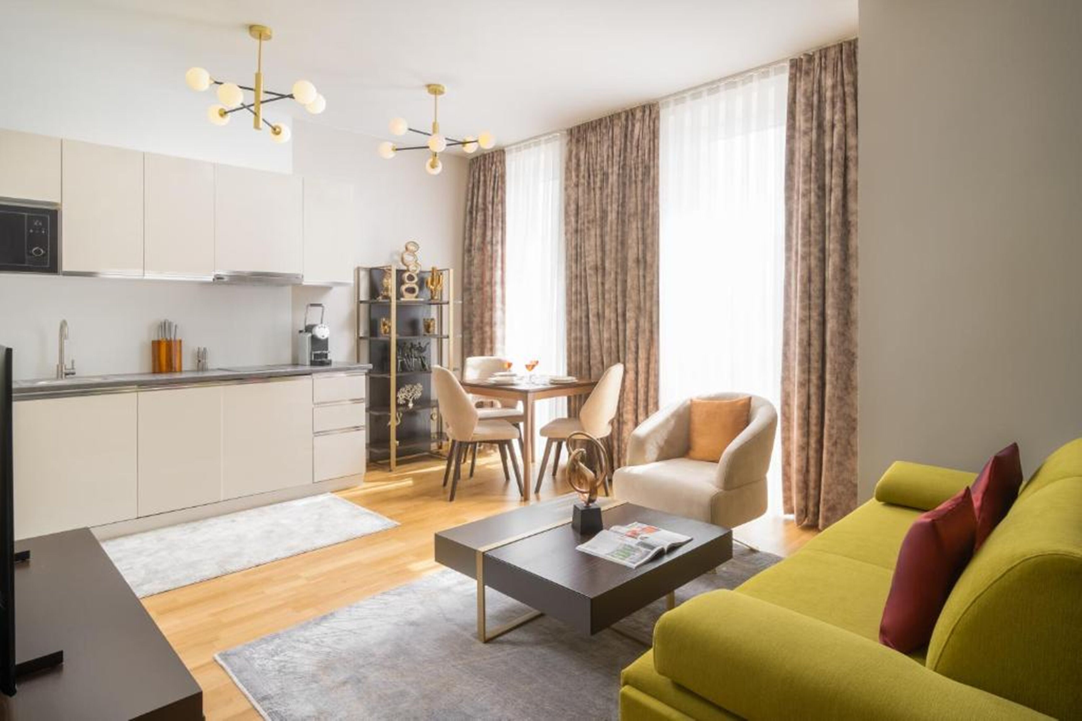 Un apartament modern amb cuina, menjador i saló.
