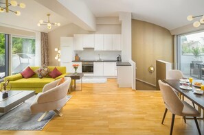 A modern living room with a sofa, coffee table, and dining area. - Abieshomes Serviced Apartments - Schönbrunn (Vienna)