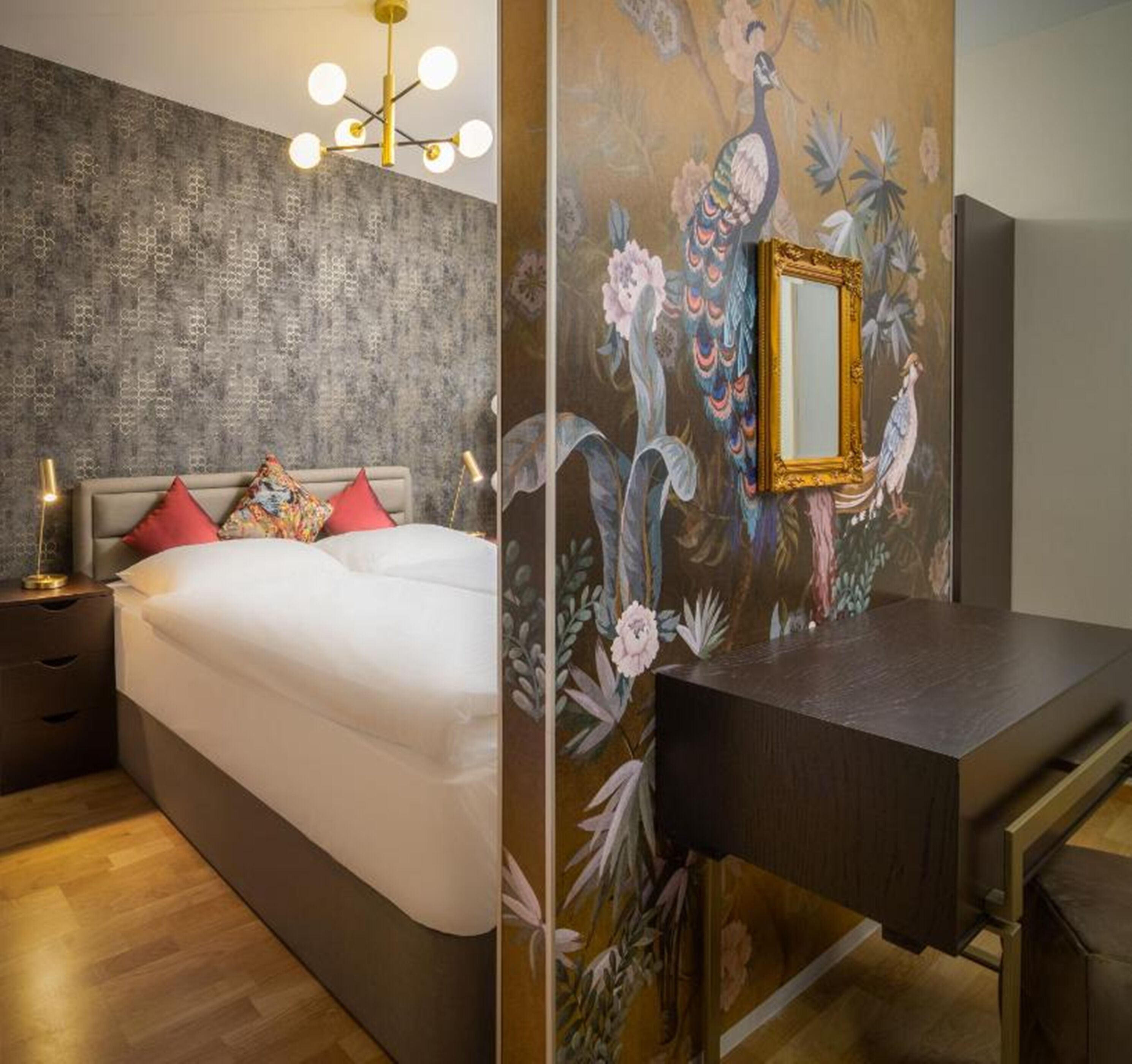 Un dormitorio moderno con una cama grande, una mesita de noche, un aparador y un espejo.