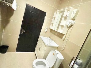 Een douche, een haardroger, een bidet, handdoeken