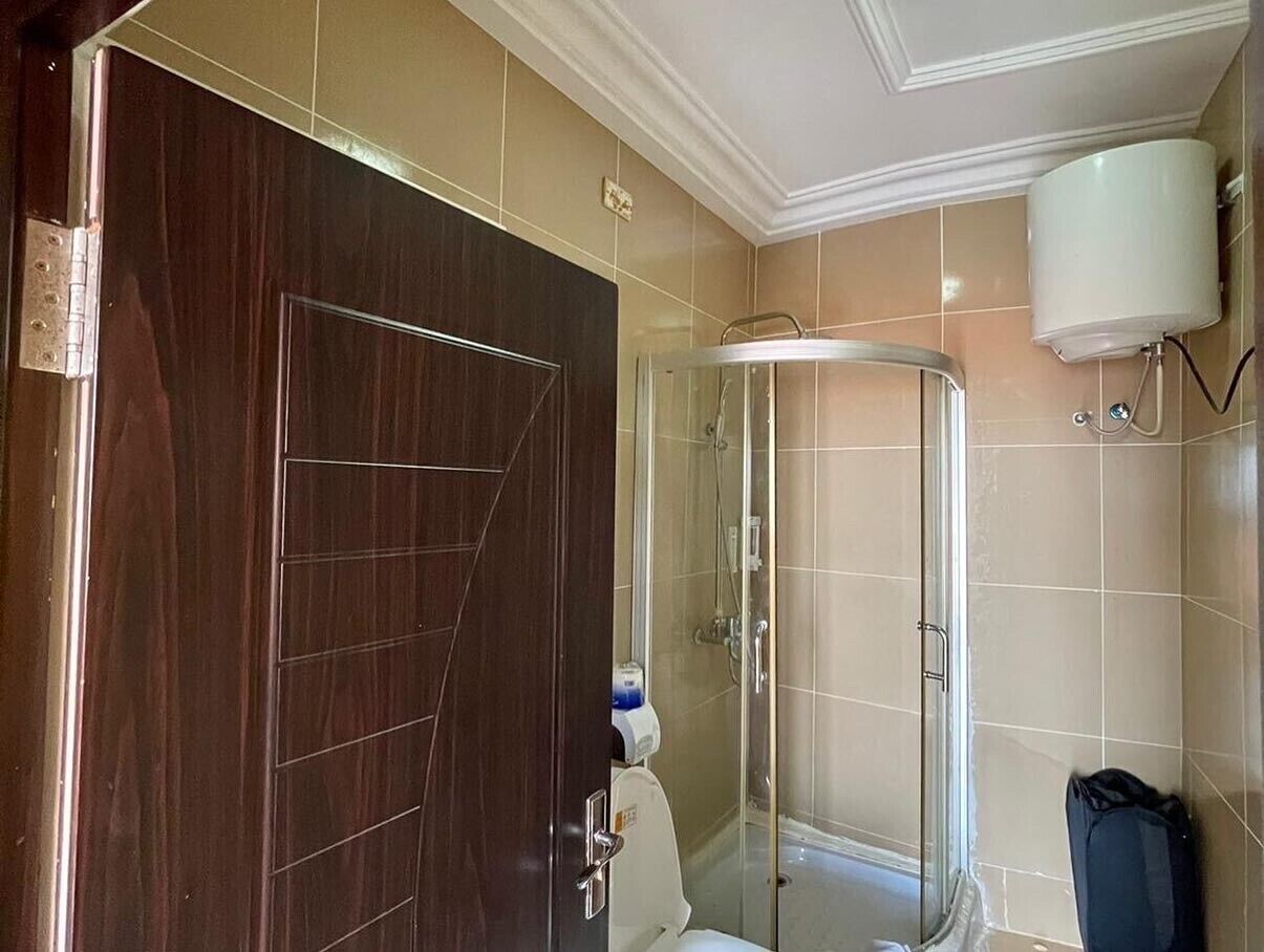 Douche, sèche-cheveux, bidet, serviettes fournies