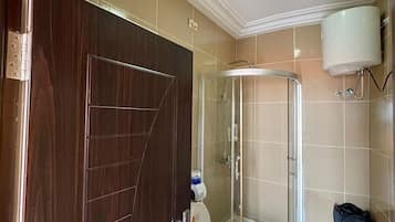 Douche, sĂšche-cheveux, bidet, serviettes fournies