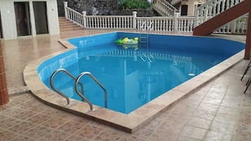 Alberca al aire libre y alberca climatizada