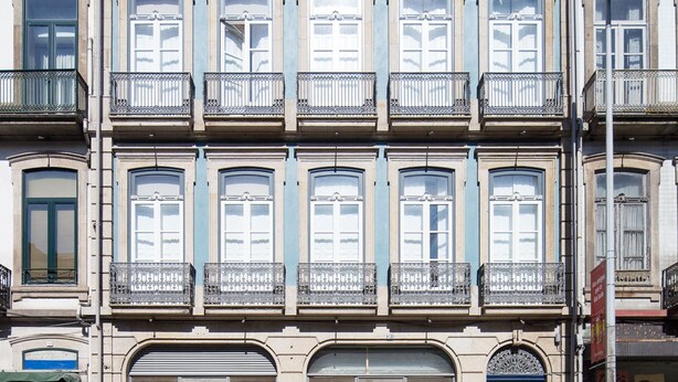 A multi-story building with a symmetrical facade, featuring large windows and ornate balconies. - Oren Duke's House by LovelyStay (Porto)