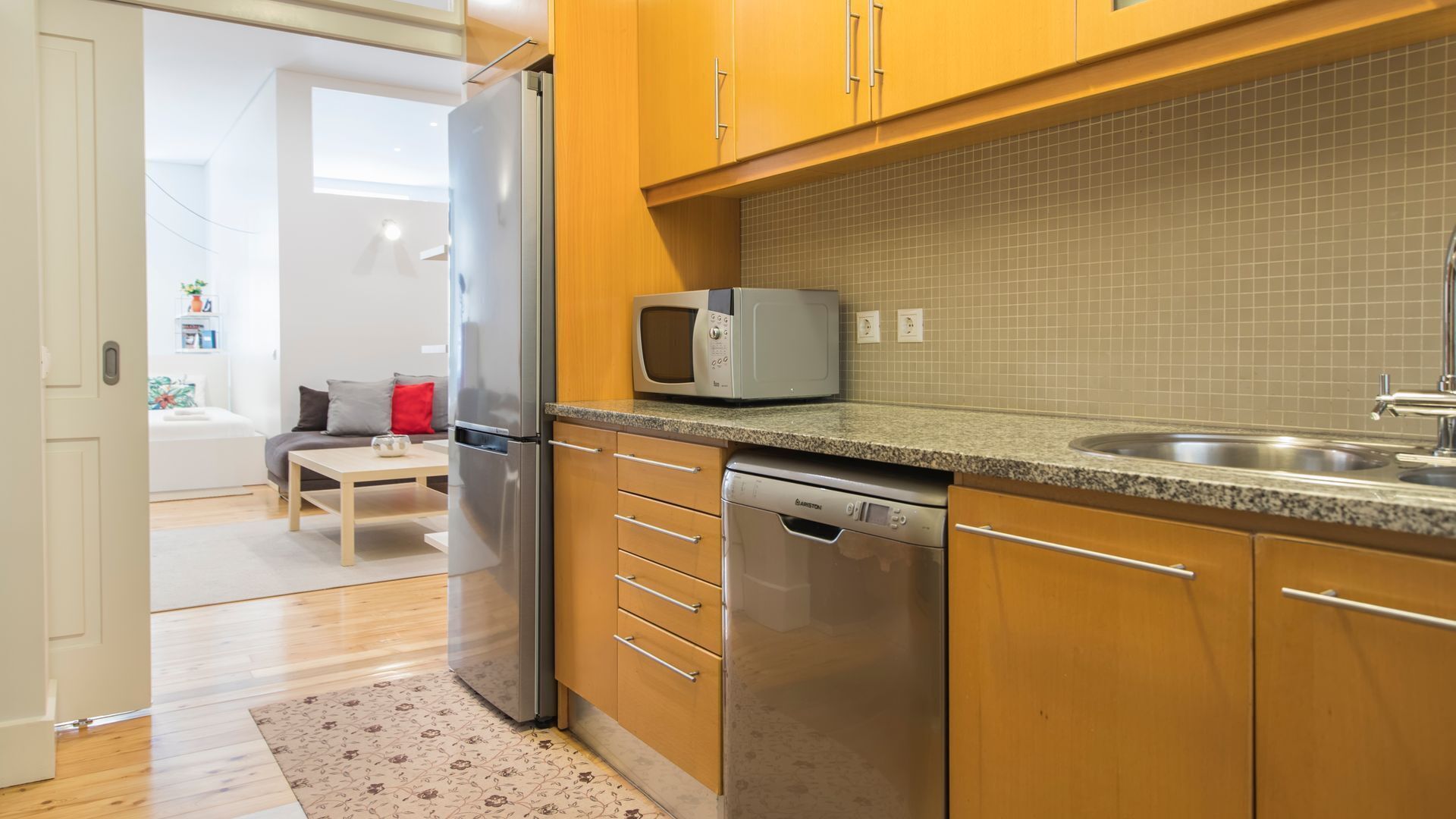 冷蔵庫、電子レンジ、オーブン、コンロ