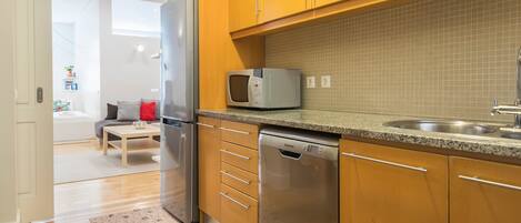 冷蔵庫、電子レンジ、オーブン、コンロ