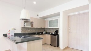 Una cocina moderna con una isla central, electrodomésticos de acero inoxidable y un salpicadero de azulejos.