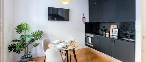 Réfrigérateur, micro-ondes, four, plaque de cuisson