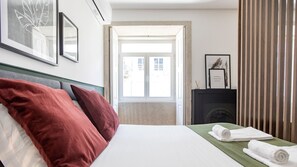 Tabla de planchar con plancha, cuna de viaje, wifi gratis y ropa de cama