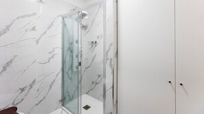 Hair dryer, towels, toilet paper - Mouzinho Studio w/ AC in City Center by LovelyStay (Porto)