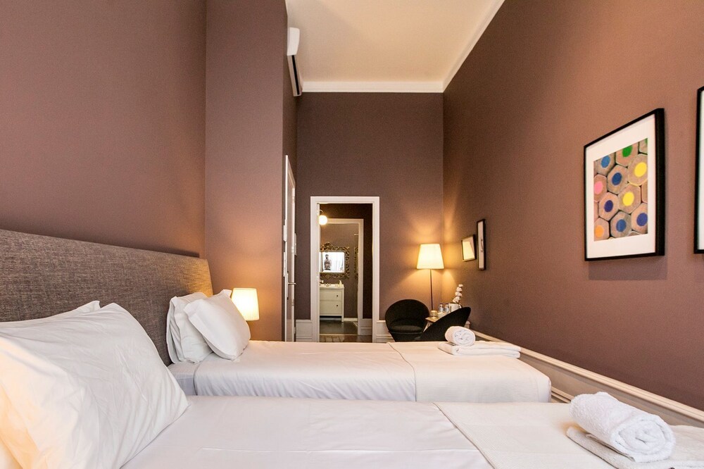 Guesthouse Bonjardim Suites - Room 5 by LovelyStay