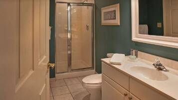 Combined shower/tub, hair dryer, towels