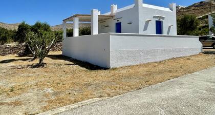 A Cycladic-architecture Beach House in Koumbara